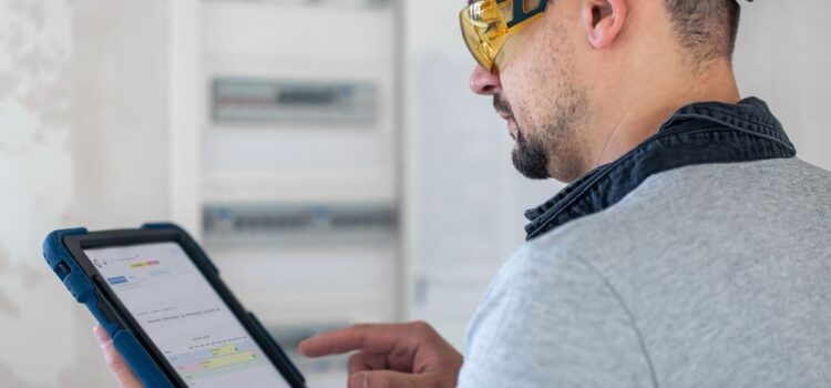Tecnico che utilizza un tablet per la gestione digitale degli interventi manutentivi
