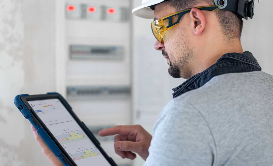 Tecnico che utilizza un tablet per la gestione digitale degli interventi manutentivi